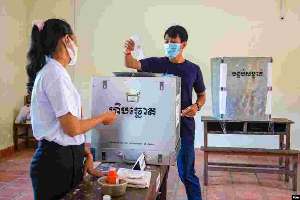 ពលរដ្ឋម្នាក់បានបោះឆ្នោត ក្នុងការបោះឆ្នោតជ្រើសតាំងក្រុមប្រឹក្សាឃុំសង្កាត់អាណត្តិទី ៥ នៅក្នុងសង្កាត់ភ្នំពេញថ្មី ខណ្ឌសែនសុខ រាជធានីភ្នំពេញ ថ្ងៃទី ៥ ខែមិថុនា ឆ្នាំ ២០២២។ (ខាន់ សុគុំមនោ/វីអូអេ)