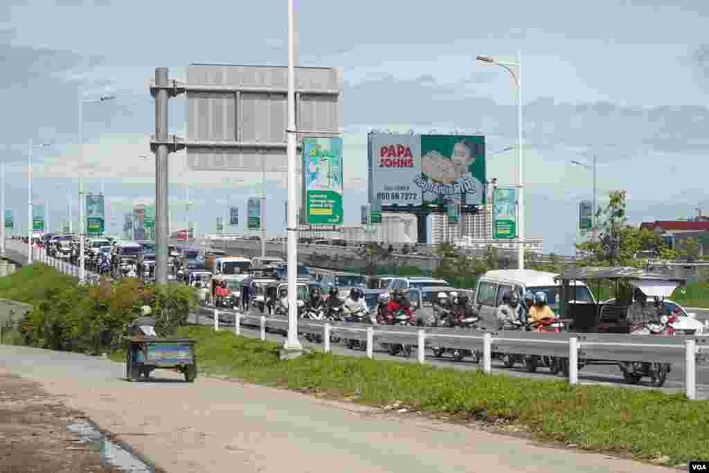 ចរាចរណ៍ណែនតាន់តាប់នៅលើស្ពានជ្រោយចង្វារ រាជធានីភ្នំពេញ ថ្ងៃទី ៤ ខែមិថុនា ឆ្នាំ ២០២២។ (ខាន់ សុគុំមនោ/វីអូអេ)