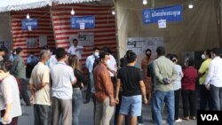 រួប​ឯកសារ៖ ពលរដ្ឋតម្រង់ជួរចូលបោះឆ្នោត នៅក្នុងការបោះឆ្នោតជ្រើសរើសក្រុមប្រឹក្សាឃុំសង្កាត់អាណត្តិទី ៥ ក្នុងសង្កាត់បឹងព្រលិត ខណ្ឌ៧មករា រាជធានីភ្នំពេញ កាលពីថ្ងៃទី ៥ ខែមិថុនា ឆ្នាំ ២០២២។ (ស៊ុន ណារិន/វីអូអេ)