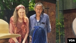 Agus dan Nia Ismoyo menjelaskan tentang batik di Museum Smithsonian (VOA/Puspita). 