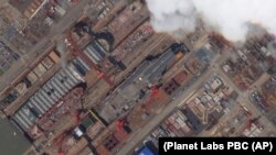 卫星照片显示上海附近的江南造船厂在建造中国第三艘航母。（2022年5月21日）