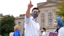 Kandidati Senat AS dari partai Demokrat, Jon Ossoff, berkampanye di Atlanta, Georgia