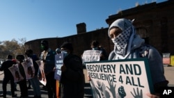 Para pengunjuk rasa yang meminta reformasi imigrasi di New York, 9 November 2020. (Foto: AP/Mark Lennihan)