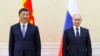 Presiden China Xi Jinping (kiri) dan Presiden Rusia Vladimir Putin berpose untuk foto di sela pertemuan mereka di Konferensi Kerja Sama Organisasi Shanghai (SCO) di Samarkand, Uzbekistan, pada 15 September 2022. (Foto: Alexandr Demyanchuk, Sputnik, Kremlin Pool Photo via AP