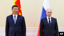 Presiden China Xi Jinping (kiri) dan Presiden Rusia Vladimir Putin berpose untuk foto di sela pertemuan mereka di Konferensi Kerja Sama Organisasi Shanghai (SCO) di Samarkand, Uzbekistan, pada 15 September 2022. (Foto: Alexandr Demyanchuk, Sputnik, Kremlin Pool Photo via AP