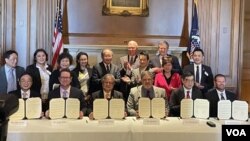 “2022年台湾农产品贸易友好访问团”2022年9月14日在台湾驻美代表萧美琴(左4)与台湾立委代表团见证下,在国会山一场仪式中与美国谷物业者签署32亿美元采购意向书。 (美国之音李逸华拍摄)