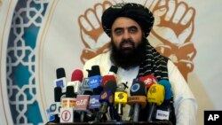 Menlu Taliban Afghanistan, Amir Khan Muttaqi, berbicara di Kabul. 