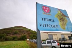 Papan penunjuk Terril Viticole, kebun anggur di Haillicourt, Prancis utara, 24 September 2022. (REUTERS/Ardee Napolitano)