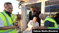 Paus Fransiskus menuju ke pesawat untuk kunjungannya ke Kazakhstan, di Bandara Leonardo da Vinci-Fiumicino, Roma, Italia, 13 September 2022. (Media Vatikan/Handout via REUTERS)