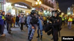 Polisi Rusia menahan aktivis oposisi yang menyerukan aksi protes massal terhadap mobilisasi pasukan cadangan yang diperintahkan oleh Presiden Vladimir Putin, di Moskow, Rabu 21 September 2022. 