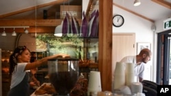 Ester Roboz, vlasnica pekare Babuška u Budimpešti, priprema novo pecivo 9. septembra 2022. 