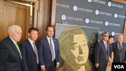 9月21日，共和党议员史密斯（Rep. Chris Smith）（右一）、中国人权律师高智晟之妻耿和（右二）、旅美人权人士陈光诚（右三）、前联邦国会众议员弗兰克·沃尔夫(Frank Wolf) （左一）、对华援助协会创始人傅希秋参加高智晟浮雕揭幕式。（美国之音魏之拍摄）