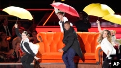 Voditelj Emija Kinan Tompson odali su počast nekim od najpopularnijih američkih serija u plesnoj tački na početku dodele 74. Emi nagrada, 12. septembra 2022.