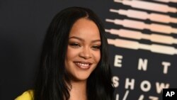 Penyanyi Rihanna saat menghadiri acara untuk lini pakaian dalamnya Savage X Fenty di Los Angeles tahun 2021 (dok: Jordan Strauss/Invision/AP)
