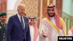 Putra Mahkota Saudi Mohammed bin Salman menerima Presiden AS Joe Biden di Istana Al Salman setibanya di Jeddah, Arab Saudi, 15 Juli 2022. (Foto: via Reuters)