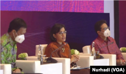 Menteri Keuangan Sri Mulyani diapit Edwin Syahruzad, Direktur Utama PT Sarana Multi Infrastruktur dan Reynaldi Hermansjah, Presiden Direktur PT Indonesia Infrastructure Finance. Indonesia berkomitmen memenuhi target pengurangan emisi karbon meski biayanya sangat tinggi.
