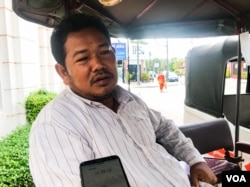 អ្នក​រត់​ម៉ូតូកង់​បី​ក្នុង​ខេត្ត​សៀម​រាប​ លោក​ស៊ុម វុត្ថា​ អាយុ​៤៦ ឆ្នាំ​ ផ្តល់​បទសម្ភាសន៍​ឲ្យ​វីអូអេ​ កាលពី​ថ្ងៃ​ទី​ ១៥​ ខែកក្កដា​ ឆ្នាំ​២០២២។ (ហ៊ុល រស្មី/វីអូអេ​)