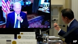 Predsednik SAD Džo Bajden sluša predsedavajućeg SK grupe Čej Te-Vona, koji mu se obraća iz Ruzveltove sobe u u Beloj kući, 26. jula 2022. (Foto: AP/Susan Walsh)