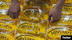 Pemerintah meluncurkan minyak goreng kemasan rakyat dengan merek MINYAKITA di Jakarta, Rabu, 6 Juli 2022. (Twitter/@Kemendag)