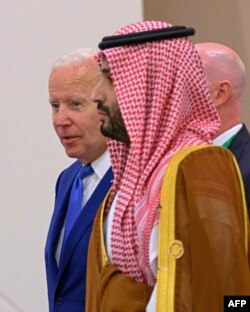Presiden AS Joe Biden (belakang) dan Putra Mahkota Saudi Mohammed bin Salman di kota pesisir Laut Merah Arab Saudi Jeddah pada 16 Juli, 2022. (Foto: AFP)