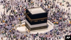 Para jemaah mengelilingi Ka'bah di Masjidil Haram, Mekkah, Arab Saudi, saat menunaikan ibadah haji, 10 Juli 2022.