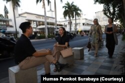 Muda-mudi memanfaatkan pedestrian Jalan Tunjungan sebagai lokasi berfoto. (Foto: Courtesy/Humas Pemkot Surabaya)