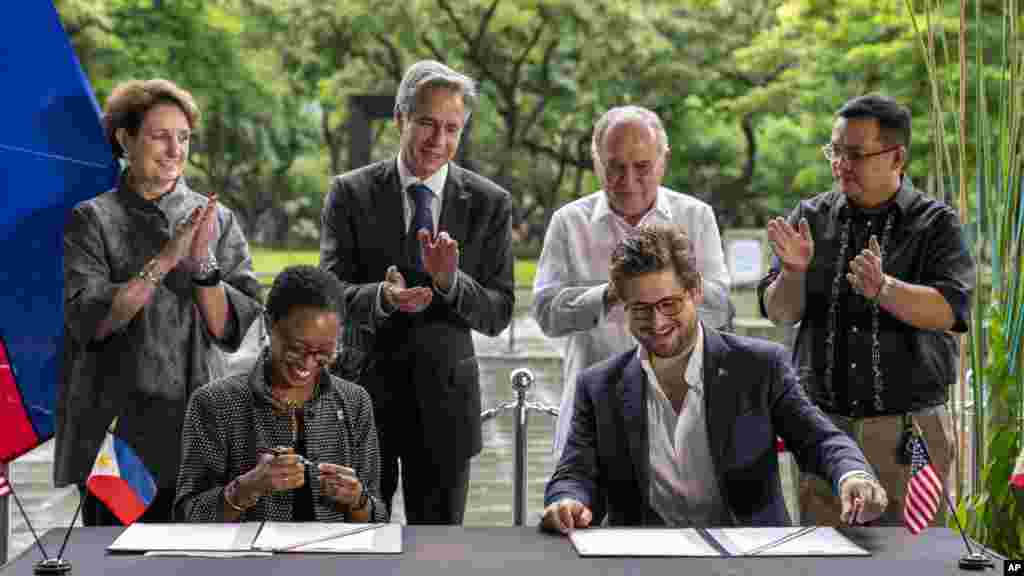 ពី​ឆ្វេង ​លោកស្រី MaryKay Carlson ឯកអគ្គរដ្ឋទូត​សហរដ្ឋ​អាមេរិក​ប្រចាំ​ប្រទេស​ហ្វីលីពីន ​រដ្ឋមន្ត្រី​​​ការបរទេស​​សហរដ្ឋ​អាមេរិក​លោក Antony Blinken និង​ឯកអគ្គរដ្ឋទូត​ហ្វីលីពីន​ប្រចាំ​សហរដ្ឋ​អាមេរិក​លោក Jose Manuel Romualdez ទះដៃ​អបអរ​ពិធី​ចុះ​ហត្ថលេខា​ផ្តល់