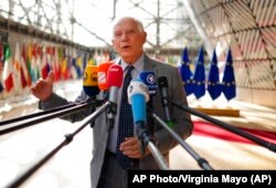 Kepala kebijakan luar negeri Uni Eropa Josep Borrell dalam konferensi pers setibanya di Brussel untuk menghadiri pertemuan para menteri luar negeri Uni Eropa, Senin, 18 Juli 2022. (AP/Virginia Mayo)