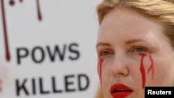 乌克兰马里乌波尔亚速钢铁厂保卫者的女友尤利娅娜在首都基辅参加集会，抗议俄罗斯导致乌克兰战俘死亡（2022年7月30日）