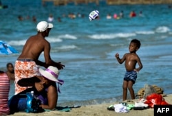 Suasana di Pantai Guanabo di Havana pada 3 Juli 2019. (Foto: AFP)