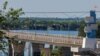 Jembatan Antonivskyi di kota Kherson yang dikuasai Rusia, ditutup untuk warga sipil setelah serangan pasukan Ukraina, 27 Juli 2022.