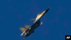 2022年8月5日，在中国福建省平潭，中国歼-11战斗机在台湾海峡附近飞行。