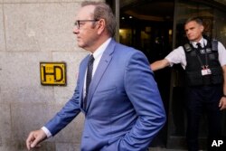 Aktor Kevin Spacey meninggalkan Old Bailey, di London, Kamis, 14 Juli 2022. Spacey dituduh melakukan empat penyerangan seksual. (AP/Alberto Pezzali)
