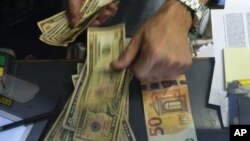 ARHIVA - Menjačnica u Rimu ( Foto: AP/Gregorio Borgia)
