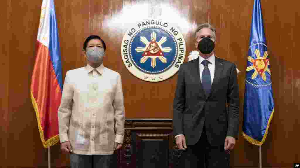 រដ្ឋមន្ត្រី​​​ការបរទេស​​សហរដ្ឋ​អាមេរិក​លោក Antony Blinken ថត​រូប​​ជាមួយ​ប្រធានាធិបតី​ហ្វីលីពីន លោក Ferdinand Marcos Jr. (ស្តាំ) នៅ​វិមាន​ប្រធានាធិបតី​ Malacanang Palace នៅ​រដ្ឋធានី​ម៉ានីល កាល​ពី​ថ្ងៃ​ទី​៦ ខែ​សីហា ឆ្នាំ ២០២២។