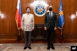 រដ្ឋមន្ត្រី​ការបរទេសសហរដ្ឋ​អាមេរិក​លោក Antony Blinken ថតជាមួយ​ប្រធានាធិបតី​ហ្វីលីពីន លោក Ferdinand Marcos Jr. (ស្តាំ) នៅ​វិមាន​ប្រធានាធិបតី​ Malacanang Palace នៅ​រដ្ឋធានី​ម៉ានីល កាល​ពី​ថ្ងៃ​ទី​៦ ខែ​សីហា ឆ្នាំ ២០២២។