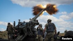 Tentara Ukraina menembakkan peluru dari howitzer FH-70 yang ditarik ke garis depan, saat serangan Rusia ke Ukraina berlanjut, di Wilayah Donbas, Ukraina, 18 Juli 2022. (Foto: Reuters)