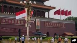 Bendera Indonesia dan China berkibar bersama di dekat potret Mao Zedong di Gerbang Tiananmen di Beijing, Senin, 25 Juli 2022. (Foto: AP)