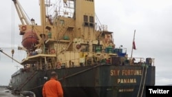 MV Sky Fortune dan salah seorang awak kapalnya. (Twitter @maimeichil)
