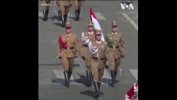 东欧国家军人参加巴黎的国庆日阅兵游行 