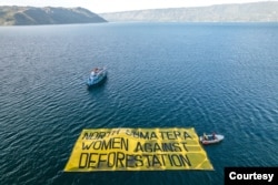 Keterangan foto: Sejumlah aktivis perempuan melakukan kampanye terkait perlindungan hak masyarakat adat dan menolak deforestasi di kawasan Danau Toba, Sumatra Utara. Rabu 20 Juli 2022. (Courtesy: Greenpeace Indonesia)