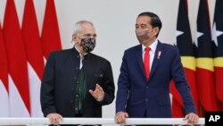 Presiden Timor Leste Jose Ramos-Horta (kiri) bersama Presiden Indonesia Joko Widodo, dalam pertemuan di Istana Kepresidenan Bogor, Jawa Barat, Selasa, 19 Juli 2022. (Willy Kurniawan/ Pool Photo via AP)