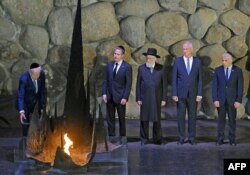 Presiden AS Joe Biden (kiri) saat upacara yang dihadiri oleh (kiri ke kanan) Menteri Luar Negeri AS Antony Blinken, Ketua Dewan Yad Vashem Rabi Israel Meir Lau, Menteri Pertahanan Israel Benny Gantz dan Perdana Menteri sementara Yair Lapid , di Aula Peringatan Pusat Peringatan Holocaust Yad Vashem di Yerusalem pada 13 Juli 2022. (Foto: AFP)