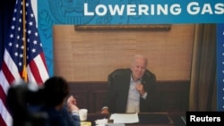 资料照片：感染了新冠病毒的美国总统拜登通过视频连线与他的经济团队开会讨论降低油价等问题。(2022年7月22日)