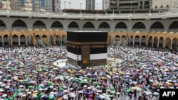 Jamaah melakukan tawaf perpisahan di kota suci Mekkah pada 11 Juli 2022, menandai berakhirnya ibadah haji pada tahun itu (Foto: AFP)