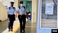 香港男团Mirror 红馆演唱会，7月28日第四场发生大型LED屏幕下堕伤人事故后，警方重案进行调查，8月1日下午有军装警员在红馆外巡逻。 (美国之音汤惠芸)