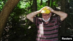 香港天主教神父甘浩望（Franco Mella）在香港石壁监狱外开始举行为期三天的绝食抗议。（2022年7月14日）