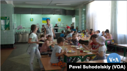 Untuk memastikan dapur umum dan kamp anak-anak tetap beroperasi, Sayed dan timnya menginvestasikan lebih dari 3.500 dolar setiap bulan bagi proyek tersebut, termasuk dari para donatur.