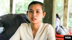 អ្នកស្រី​ គង់ ចាន់​ថា​ អាយុ​ ២៦ ឆ្នាំ​ ដែល​ទើប​ជាប់​ឆ្នោត​ជា​មេឃុំ​ជំទប់​ទី​ ២​ ប្រចាំ​ឃុំ​ព្រះ​ដាក់​ ស្រុក​បន្ទាយ​ស្រី ខេត្តសៀមរាប ផ្តល់​បទសម្ភាសន៍ឲ្យ​វីអូអេ​ កាលពី​ថ្ងៃទី​១៤​ ខែកក្កដា ឆ្នាំ​២០២២។​ (ហ៊ុល រស្មី​/វីអូអេ)​ 