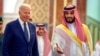 Dalam foto yang dirilis oleh Istana Kerajaan Saudi ini, Putra Mahkota Saudi Mohammed bin Salman (kanan), menyambut Presiden Joe Biden setibanya di istana Al-Salam di Jeddah, Arab Saudi, Jumat, 15 Juli 2022. (Bandar Aljaloud/Saudi Royal Istana via AP)